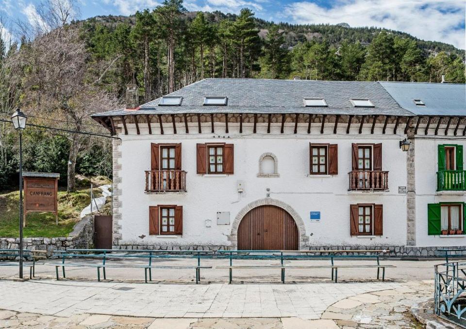 Albergue De Canfranc Estacion Luaran gambar